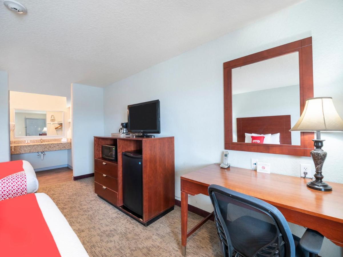 Oyo Hotel Pearsall I-35 West Eksteriør bilde