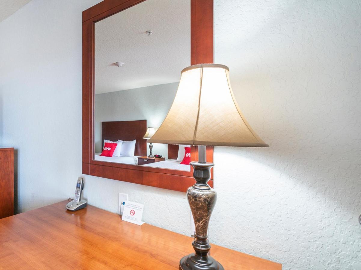 Oyo Hotel Pearsall I-35 West Eksteriør bilde